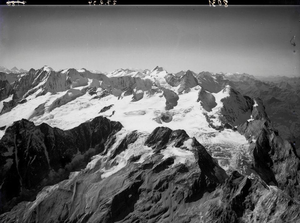 ETH-BIB-Rosenlauigletscher, Dossen, Wetterhorn, Jungfrau, Walliseralpen v. O. aus 4300 m-Inlandflüge-LBS MH01-008031
