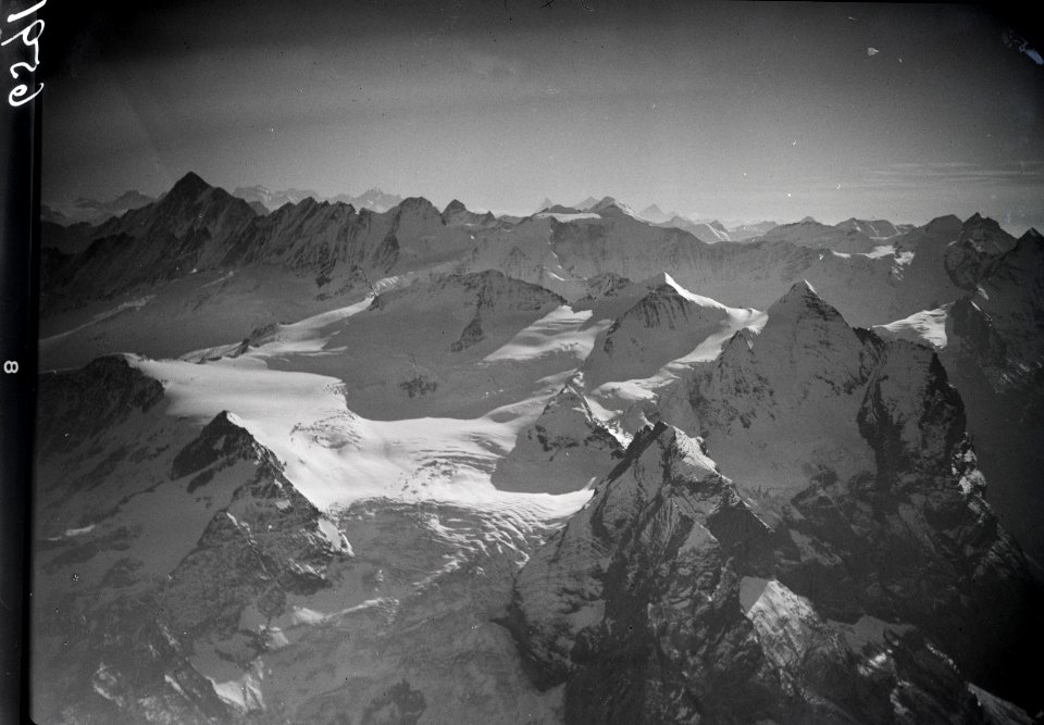 ETH-BIB-Rosenlauigletscher, Wetterhörner, Finsteraarhorn v. N. O. aus 3600 m-Inlandflüge-LBS MH01-006591