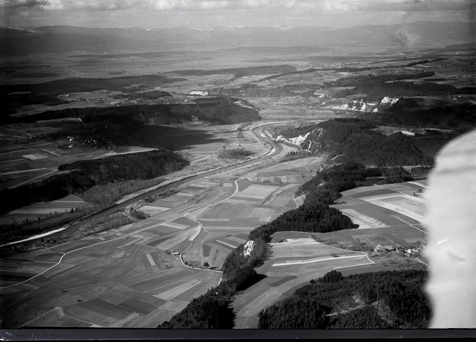 ETH-BIB-Saane, Mühleberg, Wilerotigen, Golaten, Aarberg, Jura, Aare v. S. aus 500 m-Inlandflüge-LBS MH01-004487