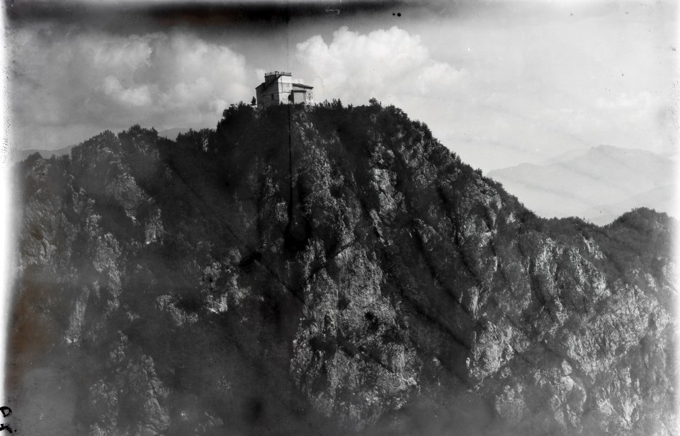 ETH-BIB-San Salvatore mit Aussichtsturm aus 900 m-Inlandflüge-LBS MH01-001979