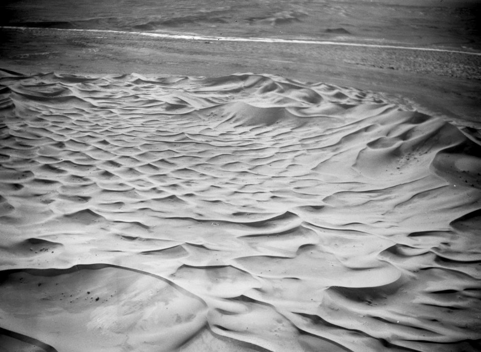 ETH-BIB-Sandformen der Sahara- Hunderte von Kilometer fliegen wir über dieses zu Sand erstarrte Meer, über eine Welt von Tod und Vernichtung-Tschadseeflug 1930-31-LBS MH02-08-0393
