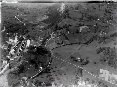 ETH-BIB-Sargans, Schloss Sargans m. Seeztal v. O. aus 200 m-Inlandflüge-LBS MH01-002299