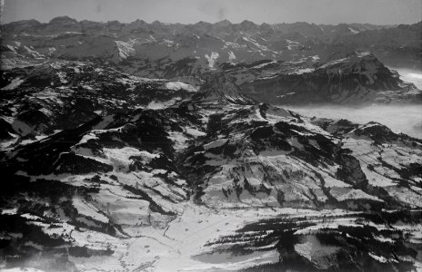 ETH-BIB-Sattel, Mythen, Fronalpstock, Tödi v. N. W. aus 3000 m-Inlandflüge-LBS MH01-000266