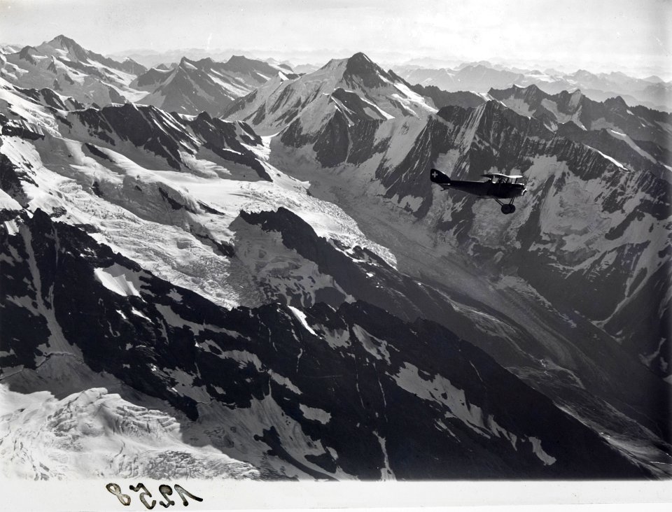 ETH-BIB-Sattelhorn, Aletschhorn, Schinhorn, Finsteraarhorn mit Flugzeugv. N. W. aus 4800 m-Inlandflüge-LBS MH01-001258