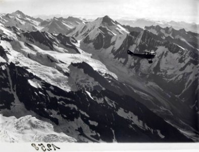 ETH-BIB-Sattelhorn, Aletschhorn, Schinhorn, Finsteraarhorn mit Flugzeugv. N. W. aus 4800 m-Inlandflüge-LBS MH01-001258