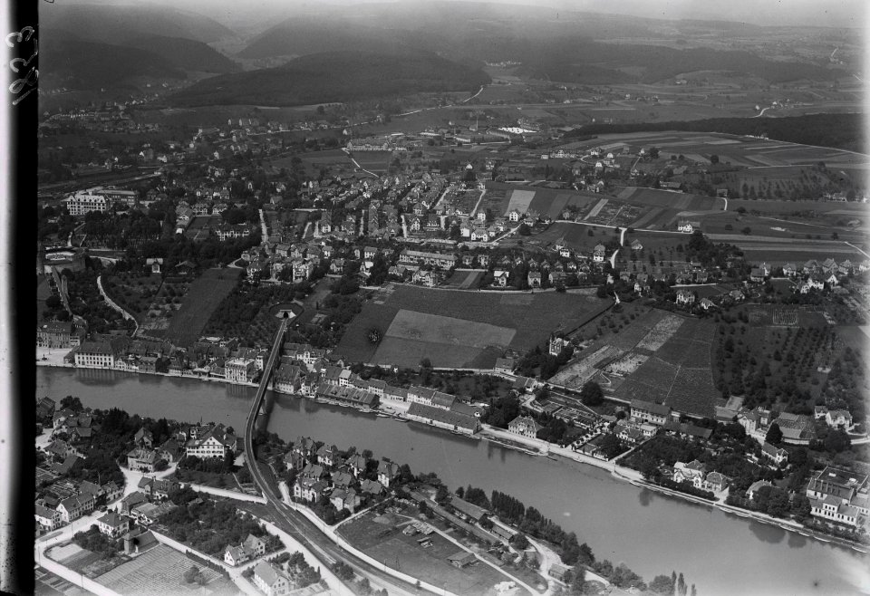 ETH-BIB-Schaffhausen, Ostquartier mit Feuertalen aus 300 m-Inlandflüge-LBS MH01-001853