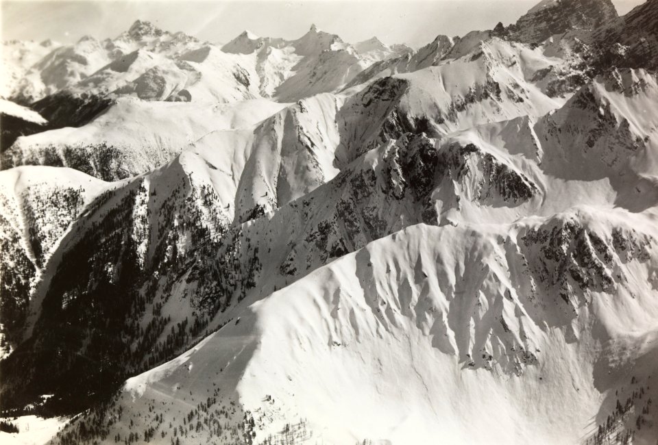 ETH-BIB-Schaftobel, Chavagl, Grond, Piz Uertsch, Piz Kesch v. N. W. aus 3000 m-Inlandflüge-LBS MH01-004476