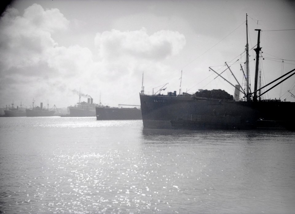 ETH-BIB-Schiffe im Hafen-Tschadseeflug 1930-31-LBS MH02-08-0280