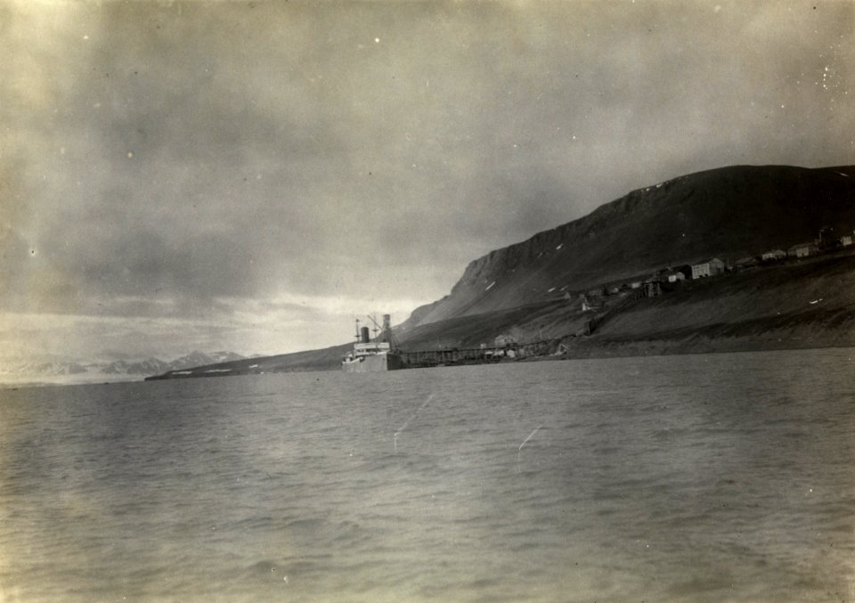 ETH-BIB-Schiff im Hafen von Green Harbour-Spitzbergenflug 1923-LBS MH02-01-0050