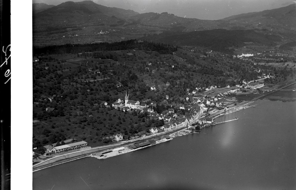ETH-BIB-Schmerikon mit Bachtel v. S. aus 200 m-Inlandflüge-LBS MH01-001672