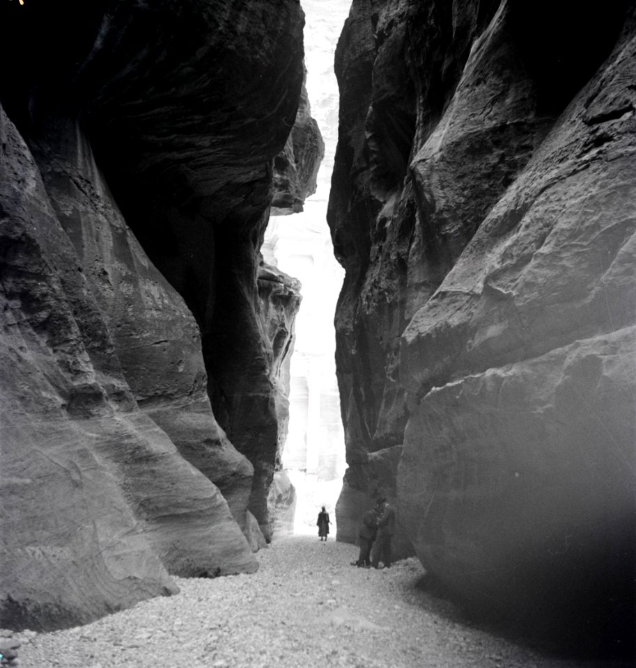 ETH-BIB-Schlucht al-Siq mit Sicht auf Felsgrab Khazne al-Firaun, Petra-Abessinienflug 1934-LBS MH02-22-0070