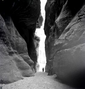 ETH-BIB-Schlucht al-Siq mit Sicht auf Felsgrab Khazne al-Firaun, Petra-Abessinienflug 1934-LBS MH02-22-0070