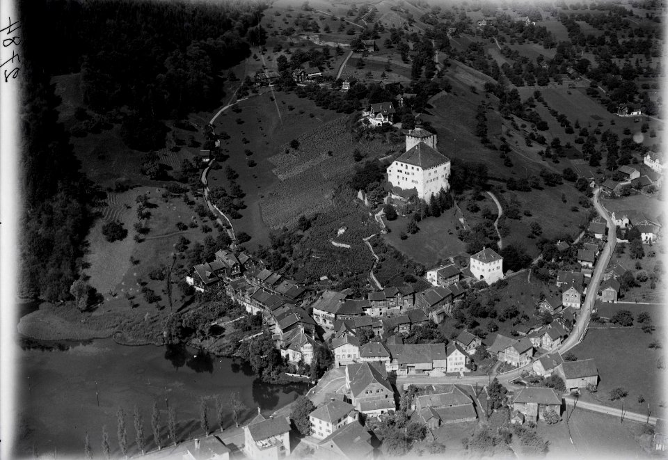 ETH-BIB-Schloss und Städtlein Werdenberg im St. Galler Rheintal aus 200 m-Inlandflüge-LBS MH01-002784