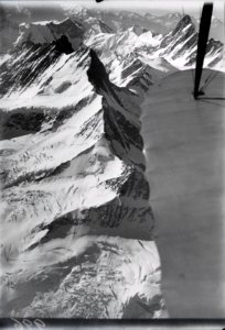 ETH-BIB-Schreckhorn, Finsteraarhorn, Lauteraargletscher v. N. W. aus 4500 m-Inlandflüge-LBS MH01-000996