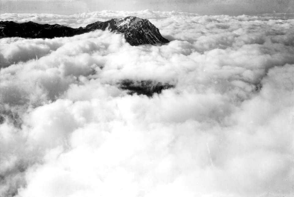 ETH-BIB-Schneebedeckter Gipfel oberhalb der Wolken-Tschadseeflug 1930-31-LBS MH02-08-0152