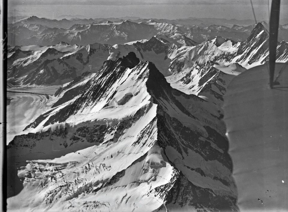 ETH-BIB-Schreckhorn, NW-Grat, Lauteraargletscher, rechts das Finsteraarhorn v. N. W. aus 4500 m-Inlandflüge-LBS MH01-000995