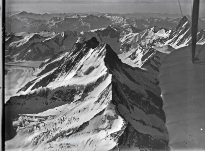 ETH-BIB-Schreckhorn, NW-Grat, Lauteraargletscher, rechts das Finsteraarhorn v. N. W. aus 4500 m-Inlandflüge-LBS MH01-000995