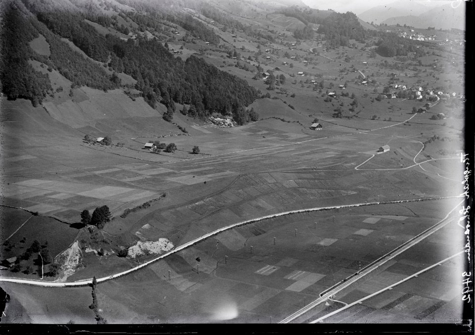 ETH-BIB-Schwanden, Flugplatz-Matt aus 300 m-Inlandflüge-LBS MH01-003492