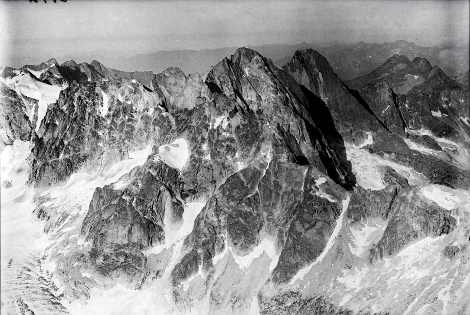 ETH-BIB-Sciora Dadent, Albignagletscher, Piz Badile v. N. O. aus 3600 m-Inlandflüge-LBS MH01-003742