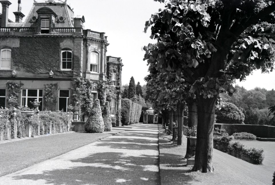 ETH-BIB-Seitenansicht des Landgutes Cherkley Court, Leatherhead-Weitere-LBS MH02-42-0047