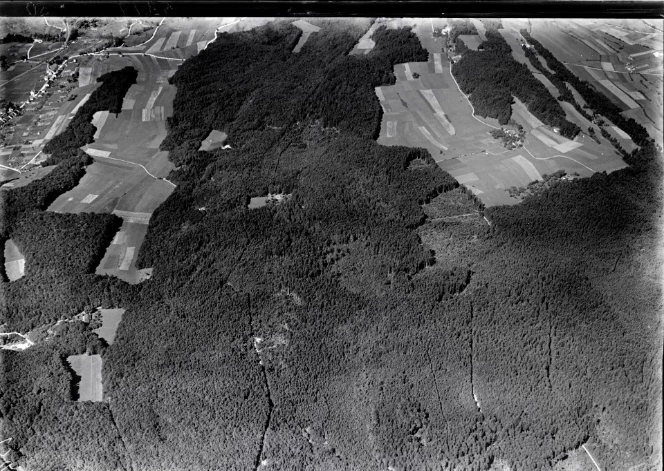 ETH-BIB-Serroue, zwischen Corcelles und Coffrane v. N. O. aus 1100 m-Inlandflüge-LBS MH01-005311