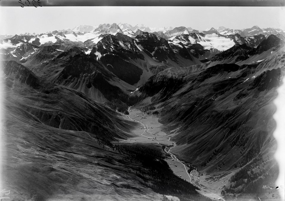 ETH-BIB-Sertigtal, Sertig Dörfli, Hoch Ducan, Piz Kesch aus 3300 m-Inlandflüge-LBS MH01-003908