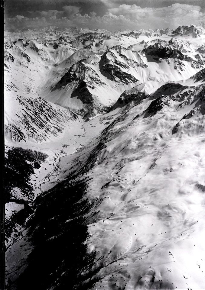 ETH-BIB-Sertigtal, Sertig Dörfli, Chüealp, Mittaghorn, Piz Kesch v. N. W. aus 3200 m-Inlandflüge-LBS MH01-005061