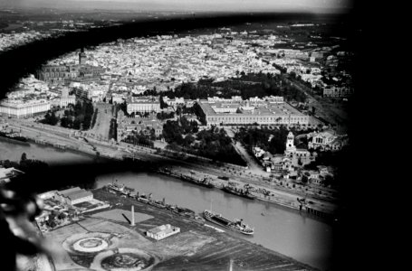 ETH-BIB-Sevilla mit Tabakfabrik und Kathedrale-Nordafrikaflug 1932-LBS MH02-13-0565