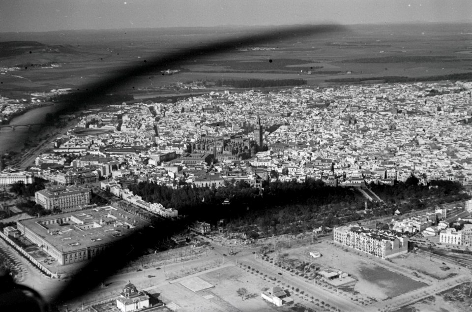 ETH-BIB-Sevilla mit Tabakfabrik und Kathedrale-Nordafrikaflug 1932-LBS MH02-13-0569