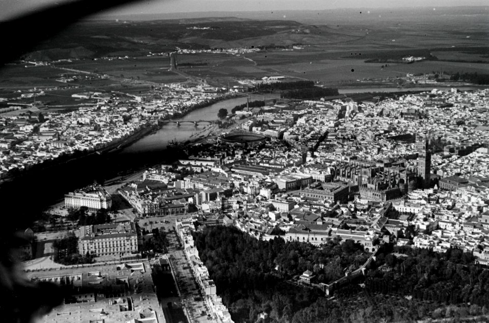 ETH-BIB-Sevilla mit Kathedrale-Nordafrikaflug 1932-LBS MH02-13-0571