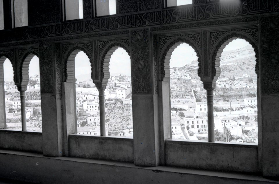 ETH-BIB-Sicht durch die Fenster der Alhambra auf Granada-Nordafrikaflug 1932-LBS MH02-13-0581