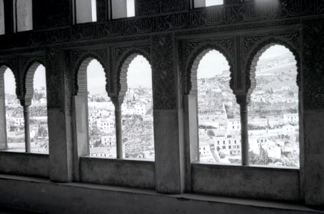 ETH-BIB-Sicht durch die Fenster der Alhambra auf Granada-Nordafrikaflug 1932-LBS MH02-13-0581