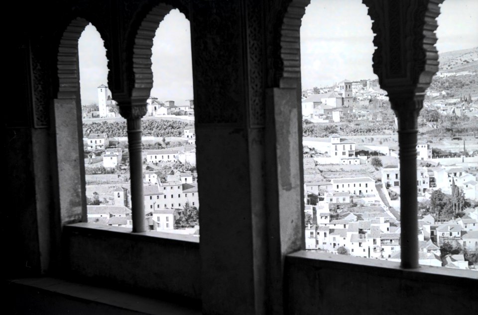 ETH-BIB-Sicht durch die Fenster der Alhambra auf Granada-Nordafrikaflug 1932-LBS MH02-13-0582