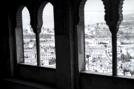 ETH-BIB-Sicht durch die Fenster der Alhambra auf Granada-Nordafrikaflug 1932-LBS MH02-13-0582