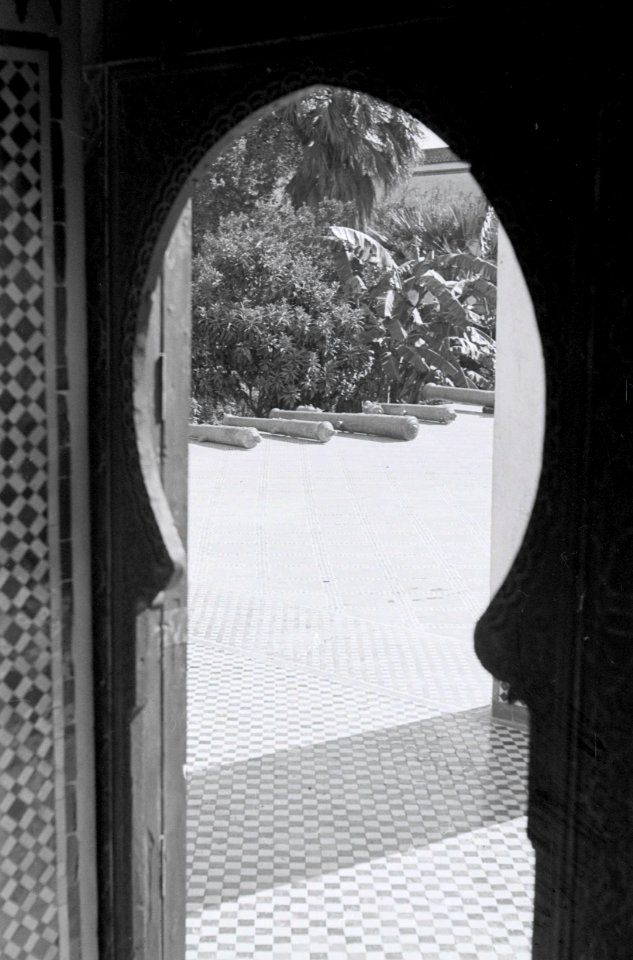ETH-BIB-Sicht durch ein Tor auf einen Garten in Fès-Nordafrikaflug 1932-LBS MH02-13-0351