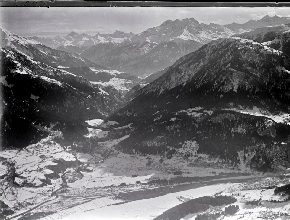 ETH-BIB-Sils im Domleschg, Thusis, Schin, Muttner, Höhi, Schinschlucht, Piz d'Ela, Piz Keschh v. W. aus 2000 m-Inlandflüge-LBS MH01-005572