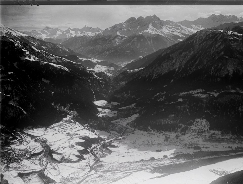 ETH-BIB-Sils im Domleschg, Scharans, Schinschlucht, Pit d'Ela, Piz Kesch v. N. W. aus 2000 m-Inlandflüge-LBS MH01-005569