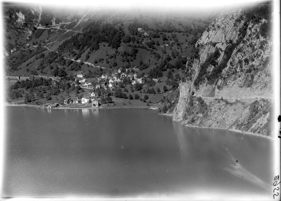 ETH-BIB-Sisikon, Axenstrasse aus 100 m-Inlandflüge-LBS MH01-002955