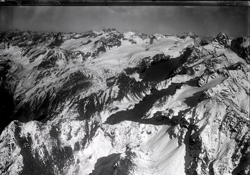 ETH-BIB-Silvrettagletscher, Silvrettahorn, Piz Buin, Fluchthorn v. S. W. aus 3300 m-Inlandflüge-LBS MH01-004986