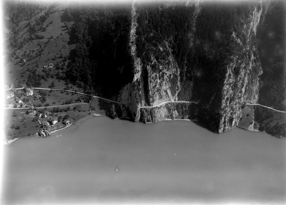 ETH-BIB-Sisikon, Axenstrasse aus 100 m-Inlandflüge-LBS MH01-002954