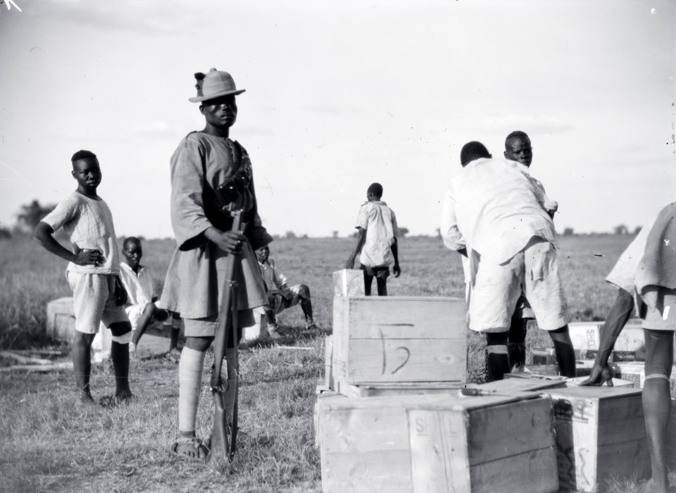 ETH-BIB-Soldat, fotografiert bei Tankhalt-Kilimanjaroflug 1929-30-LBS MH02-07-0133