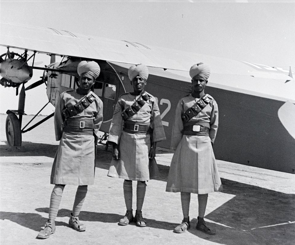 ETH-BIB-Soldaten vor Fokker-Abessinienflug 1934-LBS MH02-22-0180