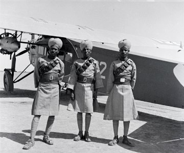 ETH-BIB-Soldaten vor Fokker-Abessinienflug 1934-LBS MH02-22-0180
