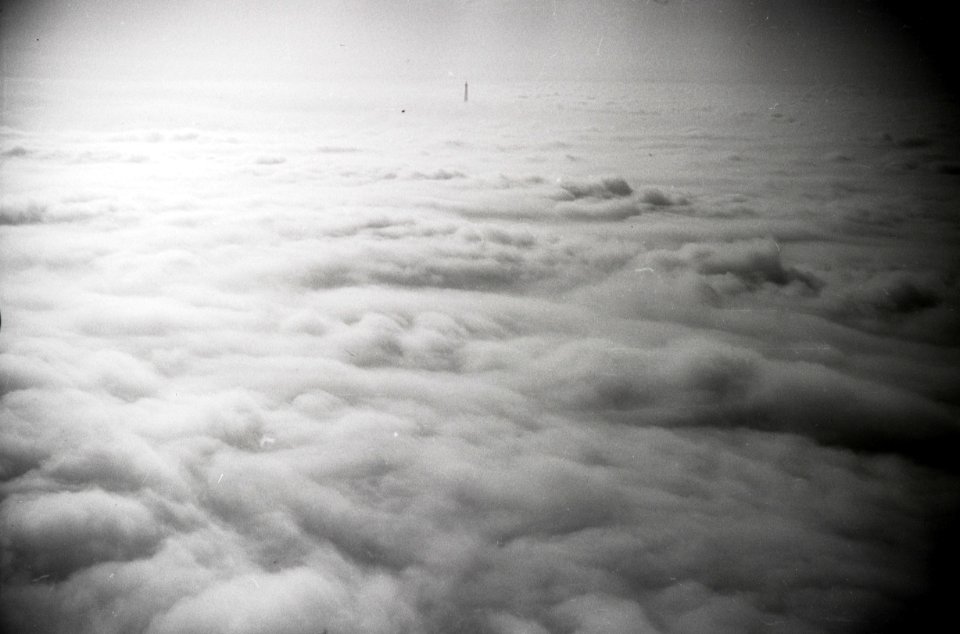 ETH-BIB-Spitze des Eiffelturms der aus den Wolken herausragt-Weitere-LBS MH02-49-0004