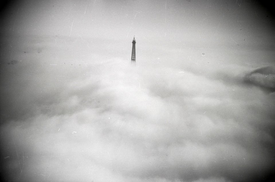ETH-BIB-Spitze des Eiffelturms der aus den Wolken herausragt-Weitere-LBS MH02-49-0008