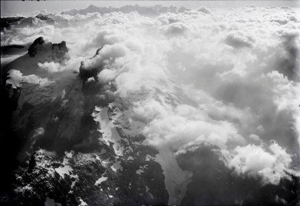 ETH-BIB-Spannort, Schlossberg, Berneralpen, Wolken v. O. aus 3600 m-Inlandflüge-LBS MH01-003929