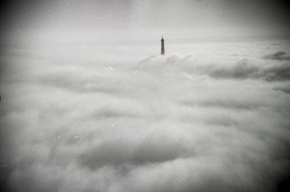 ETH-BIB-Spitze des Eiffelturms der aus den Wolken herausragt-Weitere-LBS MH02-49-0007