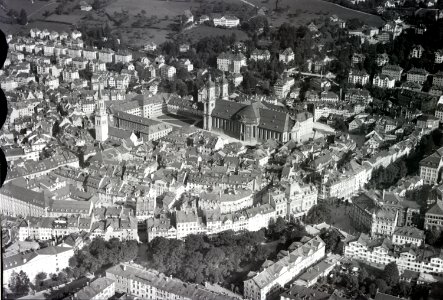 ETH-BIB-St. Gallen, Altstadt, Kloster v. W. aus 150 m-Inlandflüge-LBS MH01-005876