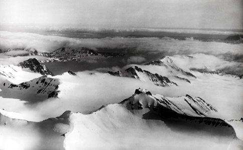 ETH-BIB-St. Johnbai mit Kp. Müller Vorlandebene von Nord-Osten aus 1400 m Höhe-Spitzbergenflug 1923-LBS MH02-01-0014
