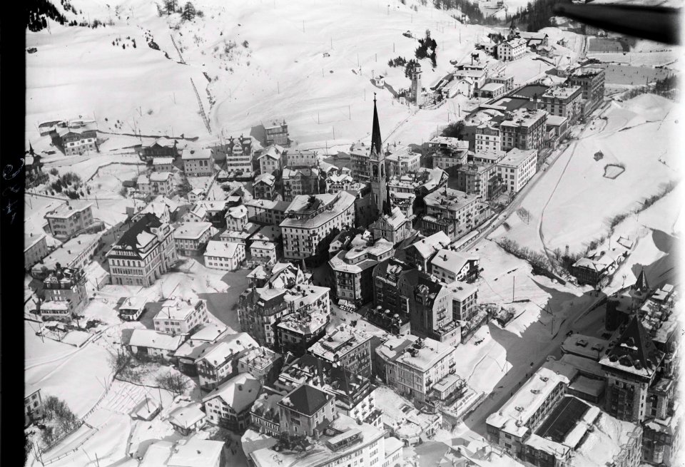 ETH-BIB-St. Moritz mit Kirche und Dorf aus 100 m-Inlandflüge-LBS MH01-001486